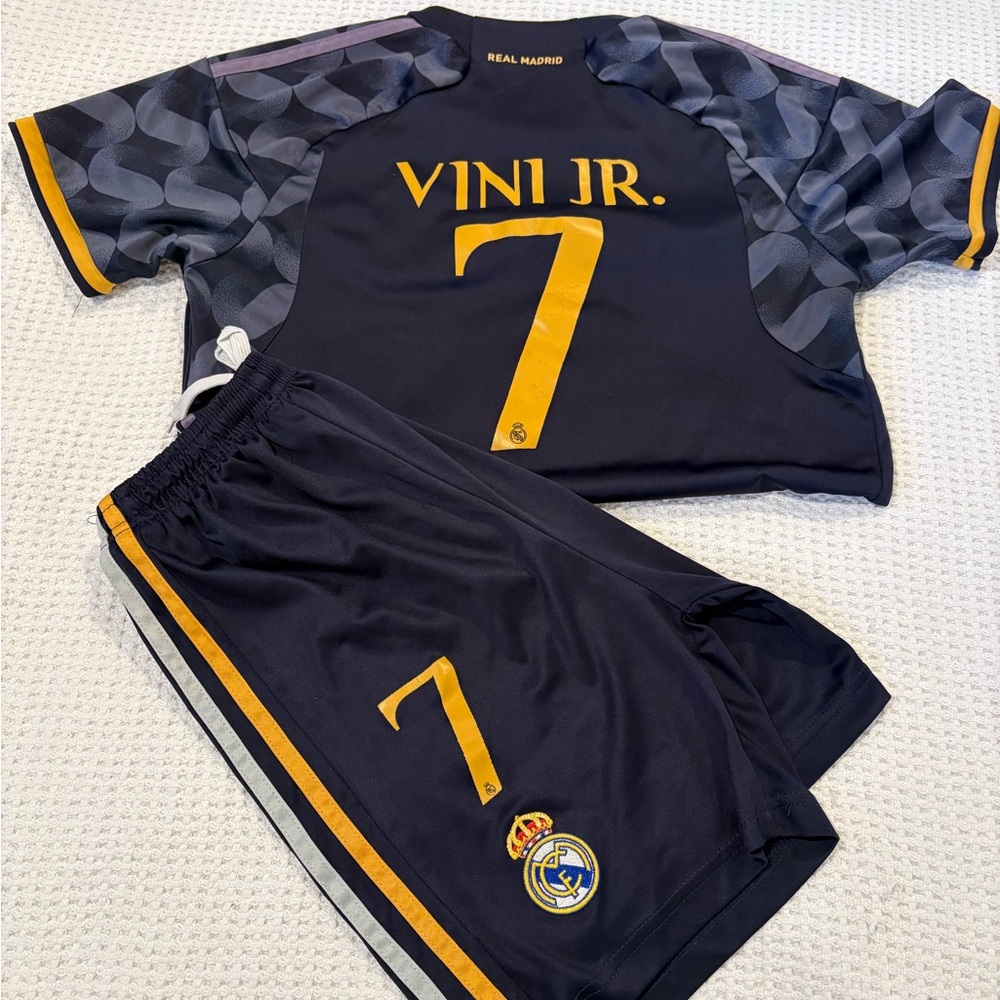 Real Madrid - Vini Jr. #7 Youth Medium Soccer Jersey Set